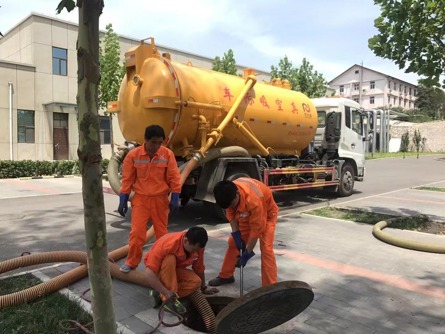 广河管道疏通车停在窨井附近