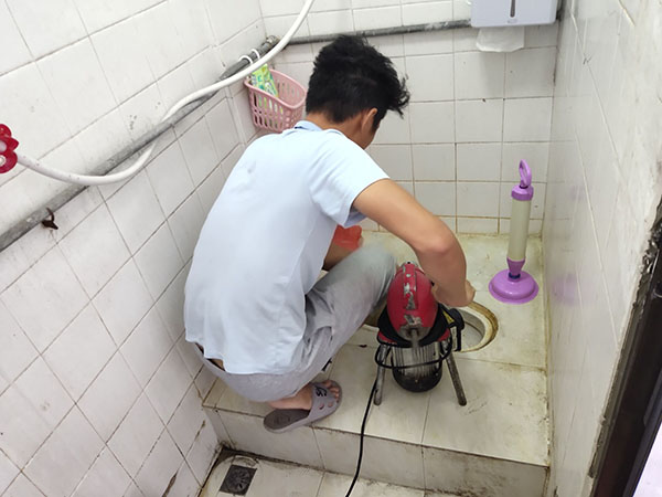 广河管道堵塞冒臭气 专业师傅现场解决问题