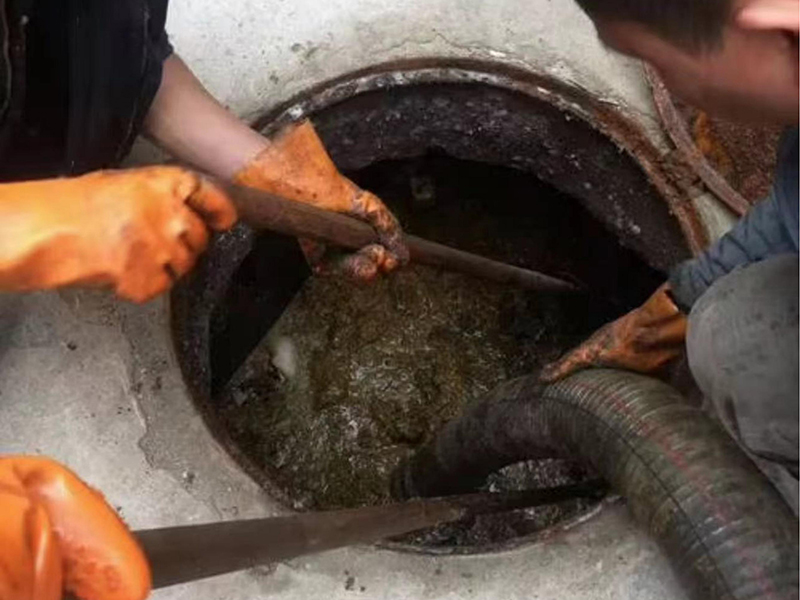 广河清理化粪池时如何避免沼气的危害？